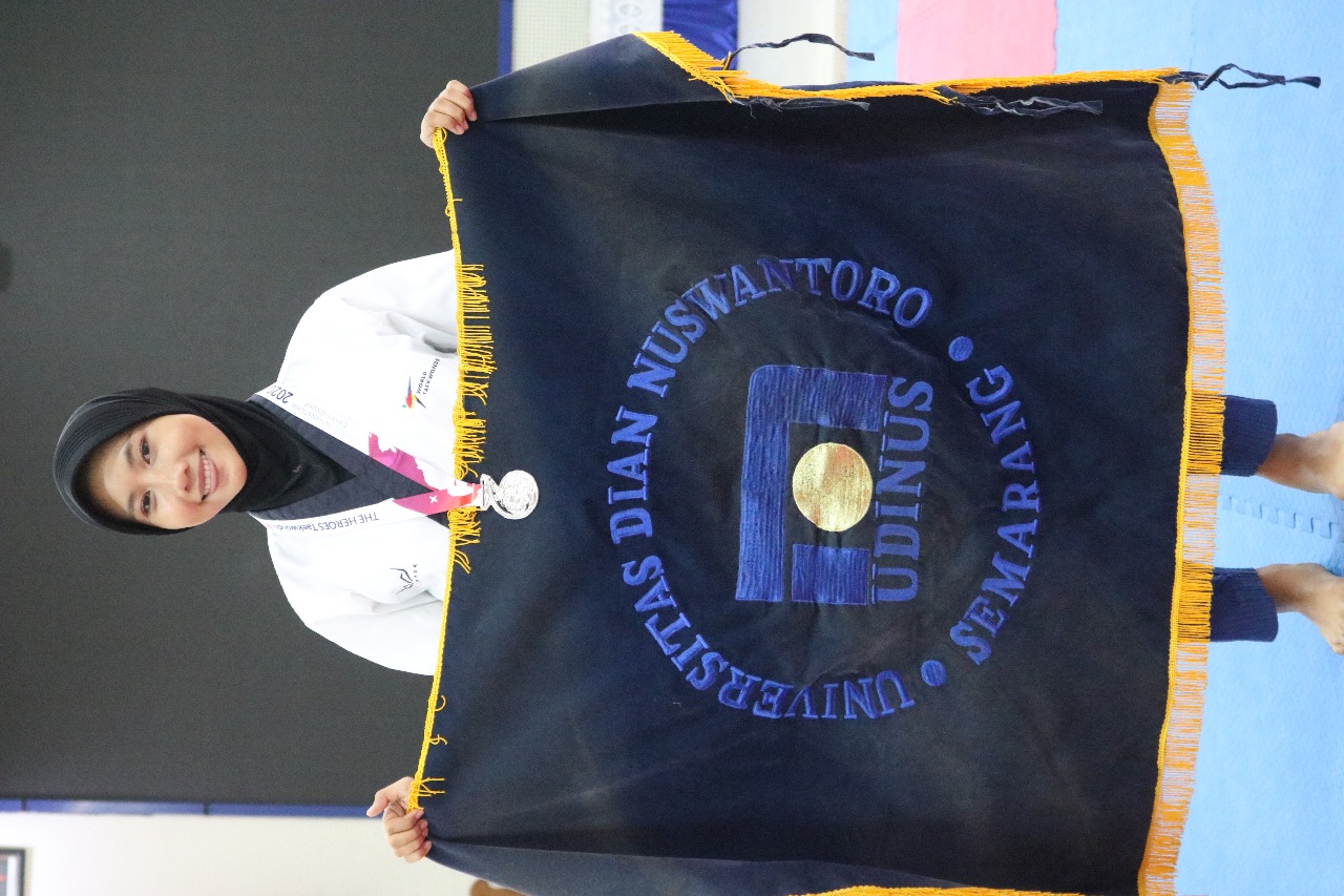 Talitha dengan bendera UDINUS